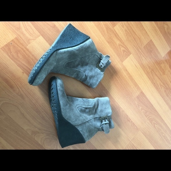 Easy Spirit Suede Wedge Boots Size 9 Gray Buckle - Picture 1 of 15